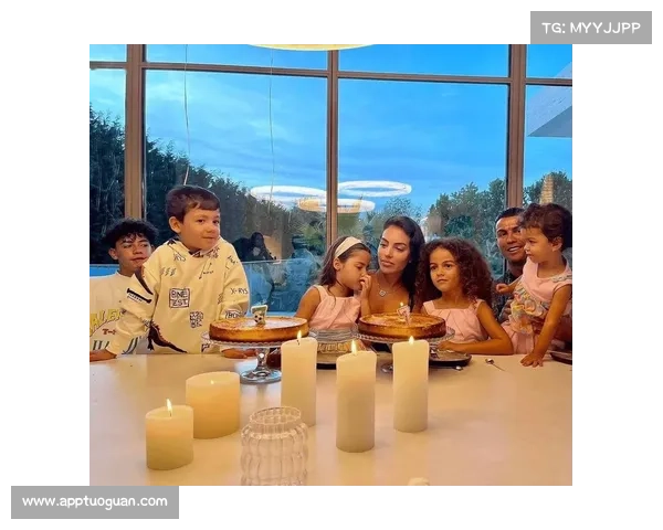 乔治娜晒C罗陪娃温馨日常豪车作背景尽显幸福甜蜜生活